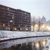 Home Heymans wordt in 1973 aan de Isabellakaai opgetrokken en voorziet een honderdtal flats voor getrouwde koppels en een kindercrèche op het gelijkvloers (© UGent, collectie Beeldbank).