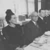 In 1946 wordt Marguerite De Riemaecker-Legot verkozen tot Kamerlid. Hier zit ze naast Frans Van Cauwelaert (links) tijdens een verkiezingsbanket in 1948. 