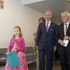 Rondleiding in het nieuwe kinderziekenhuis UZ Gent: vlnr. Prinses Elisabeth, Prins Filip en prof. Dirk Matthys (vakgroepvoorzitter Pediatrie en Genetica en diensthoofd kinderziekenhuis) - © Thomas Verfaille