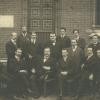 Groepsfoto van medewerkers van 'Kostelooze raadpleging voor oogziekten' Vlnr. zittend F. Goubeau, M.
