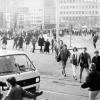 Studenten maken een levende ketting op het Zuid tijdens de protesten in 1986 tegen de verhoging van het inschrijvingsgeld naar 13.000 frank (© Universiteitsarchief Gent, SB05_1986_0001). 