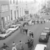 Studenten maken in 1986 een levende slingerketting in de straten van Gent, als protest tegen de verhoging van het inschrijvingsgeld van 10.000 naar 13.000 frank (© Bart Gevaert, Collectie Universiteitsarchief Gent, SB05_1986_0002).