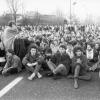 Studenten houden in de winter van 1986 een zitstaking op de Citadellaan voor het KMSK. Ze protesteren tegen de besparingen op het hoger onderwijs van de regering Martens in tijden van economische crisis (© Universiteitsarchief Gent, SB14_1986_0008).