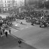 Studenten blokkeren in de winter van 1986 de Citadellaan ter hoogte van de Overpoort. Ze protesteren o.a. tegen de verhoging van het inschrijvingsgeld van 10.000 naar 13.000 frank (© Universiteitsarchief Gent, SB14_1986_0012).