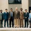 Landbouwingenieur Marcel De Boodt (midden) in 1991 met de eerste internationale lichting Masters of Science in Eremology die afstudeert aan het ICE. De opleiding draait rond verwoestijning (Collectie Universiteitsarchief Gent, SR09_03_001). 