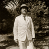 Taalkundige Amaat Burssens in tropenpak in 1937 tijdens zijn tweede onderzoeksreis in koloniaal Congo. Hij speelde een belangrijke rol bij de uitbouw van Ganda-Congo eind jaren '50 (Collectie Universiteitsbibliotheek UGent, BIB-GLAS-008409).
