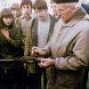 Geograaf Frans Snacken (rechts) in de jaren 1970 op excursie met studenten in het Land van Waas, de streek waarvoor hij de kartering verzorgde als assistent bij het Centrum voor Bodemkartering (foto uit privé-archief R. Goossens). 