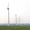 Drie windturbines van SPA-Luminus op de gronden van de Proefhoeve van de UGent leveren stroom aan Campus Ardoye in Zwijnaarde. (© UGent, foto Hilde Christiaens, collectie Beeldbank)