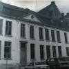 In 1907 opent in Gent het Athenée de Jeunes Filles dat meisjes voorbereid op universitaire studies. De school verhuist verschillende keren van locatie maar is aanvankelijk gevestigd op de Poeljemarkt (Collectie Koninklijk Lyceum Gent).
