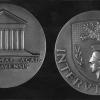 Grote medaille van de Gentse universiteit, ontworpen door E.M. Poetou. Aan de ene kant een afbeelding van de Aula, aan de andere het wapenschild (Collectie Universiteitsarchief Gent).