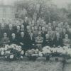 Groepsfoto van de hoogleraren en assistenten van de faculteit Geneeskunde na WO II. In het midden een collega die terugkeerde uit een concentratiekamp (Collectie Universiteitsarchief Gent). 