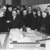 Bezoek aan de maquette van de verbouwing van de site van de Voldersstraat op de dag van de eerstesteenlegging (18 feb 1963). De nieuwbouw in de Korte Meer (vooraan de foto) is niet uitgevoerd (Collectie Universiteitsarchief Gent).