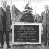 Eerstesteenlegging van Home Astrid: rector Jan-Jacques Bouckaert (links) en minister-staatssecretaris voor Nationale Opvoeding Elias Van Bogaert onthullen de gedenkplaat (Collectie Universiteitsarchief Gent - foto A. Van Lancker).