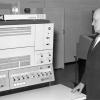 &#039;Rekenwonder&#039; G. Mazuy gaat de confrontatie aan met de IBM 360 bij de inhuldiging van het Centraal Digitaal Rekencentrum in de Rozier in 1968 (Collectie Universiteitsarchief Gent - foto R. Masson).