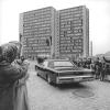 De limousine van koning Boudewijn komt aan bij studentenhome Boudewijn bij de inhuldiging in 1967 (Collectie Universiteitsarchief Gent - foto I.M.P.F.).