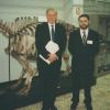 Eredoctor David Attenborough bezoekt het Museum voor Dierkunde tijdens zijn bezoek aan de UGent in 1997. Rechts conservator Dominiek Verschelde (Collectie Universiteitsarchief Gent).