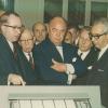 Rector Jan-Jacques Bouckaert (midden) en ondervoorzitter van de Raad van Beheer Robert Plancke (rechts) luisteren naar de uitleg van professor Carl Grosjean over de nieuwe IBM 360 in 1968 (Collectie Universiteitsarchief Gent - foto R. Masson).