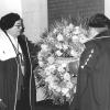 Uittredend rector Leon De Meyer (rechts) en nieuwe rector Jacques Willems leggen bloemen neer bij de gedenkplaat van de gesneuvelden tijdens de officële opening van het academiejaar 1993-1994 (Collectie Universiteitsarchief Gent - foto Hilde Christiaens).