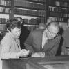 Bibliotheekmedewerker Greta Proost geeft uitleg over de boekencollectie van Het Pand aan koning Albert II. Links professor Etienne Vermeersch, rechts toenmalig burgemeester Frank Beke (Collectie Universiteitsbibliotheek Gent - foto Hilde Christiaens).