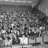 Auditorium E van de Blandijn loopt vol voor een voordracht van eredoctor David Attenborough in 1997 (Collectie Universiteitsarchief Gent, © UGent - foto Hilde Christiaens).