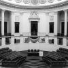 De rotonde van de Aula met de eretafel, het spreekgestoelte en centraal bovenaan de koninklijke loge (Collectie Universiteitsarchief Gent).