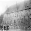 De Leievleugel van Het Pand is aan het begin van de 20ste eeuw in zeer slechte staat. De schouwen zullen bij de restauratie van 1912 vervangen worden door getrapte dakvensters (Collectie Universiteitsarchief Gent, © Publi-Foto De Wulf - foto De Wulf).