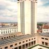 De Boekentoren met op de voorgrond de vijver van de binnenkoer van de Universiteitsbibliotheek in de vorm van een Grieks kruis (Collectie Universiteitsarchief Gent - foto R. Masson).