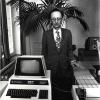 Ingenieur Walter Landrieu poseert in 1979 bij de commodore PET.