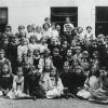 Directrice en lerares Rosa De Guchtenaere (1875-1942) op een schoolfoto (achteraan rechts) van het Athenée de Jeunes Filles in 1913. Haar Vlaams engagement zou haar enkele jaren later naar het activistische kamp drijven (Collectie Koninklijk Lyceum Gent).