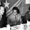 René Dekkers, rector van de Université Officielle du Congo te Lubumbashi aan tafel met twee Congolezen (Collectie Universiteitsarchief Gent).