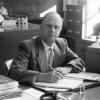 Bioloog Jan Hublé aan zijn werktafel in het Laboratorium voor Morfologie en Systematiek van de dieren in de Universiteitstraat (Collectie Universiteitsarchief Gent).