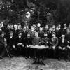 Biologen Julius Mac Leod (midden eerste rij met grijze baard) en Caesar de Bruyker (midden eerste rij met donkere baard) met studenten, vermoedelijk in de Plantentuin (Collectie Universiteitsarchief Gent - foto Edgard Claessens).