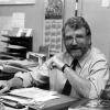 Moleculair bioloog Jef Schell, laureaat van de Japan Prize in 1998, aan zijn werktafel (Collectie Universiteitsarchief Gent - foto Max Planck-Instituut für Zuchtungsforschung).