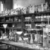 Het laboratorium voor Scheikunde van Albert Van de Velde ten tijde van zijn assistentschap bij professor Théodore Swarts (Collectie Universiteitsarchief Gent).