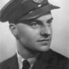 Student Joseph (José) de Puysseleyr week tijdens de Tweede Wereldoorlog uit naar Engeland en sloot er zich aan bij de luchtmacht. Hij ondernam spionagevluchten en stortte neer op 9 januari 1945 in Watford (Collectie Universiteitsarchief Gent).