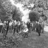 Personeel Plantentuin anno 1930. In het midden voorovergebogen professor Camille De Bruyne (Collectie Universiteitsbibliotheek Gent - kaartenleeszaal).