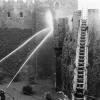 De Gentse brandweer probeert de studenten met waterslangen uit het Gravensteen te verdrijven in 1949 (Collectie Universiteitsarchief Gent).