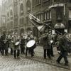 De studentenfanfare van het Senioren Konvent in de Gravensteenstoet van 1957 (Collectie Universiteitsarchief Gent).