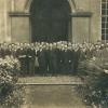 Studenten en hoogleraren van het Hoger Instituut voor Kunstgeschiedenis en Oudheidkunde in 1925. Vooraan met de handen in de zakken August Vermeylen (Collectie Universiteitsarchief Gent).