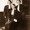 In de jaren 1920 doen de eerste drie vrouwelijke advocaten hun intrede aan de Gentse balie. Vlnr. Madeleine Schauvlieghe, Paule Hallet en Yvonne Deseure (Collectie Universiteitsarchief Gent).