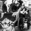 Leden van de Nationale Studentengroepering Gent rijden per koets door de Veldstraat bij de opening van het academiejaar 1947-1948 (Collectie Universiteitsarchief Gent).