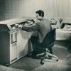 In 1959 verwerft de universiteit haar eerste computer. De elektronische rekenmachine IBM 610 wordt ondergebracht in het Rekenlaboratorium in het Plateaugebouw (Collectie Universiteitsarchief Gent).