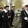 Vooraan de academische stoet lopen de pedels, de rector en de minister van Onderwijs, direct gevolgd door de vicerector en de regeringscommissaris (Beeldbank afdeling Communicatie UGent, © UGent - foto Hilde Christiaens).