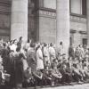 Studenten van de Gentse universiteit voeren in 1950 actie aan de Aula omwille van een dispuut over de opvolging van professor Fritz De Beule (Collectie Universiteitsarchief Gent).