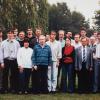 De onderzoeksgroep van professor en scheikundige Maurits Vandewalle (midden, met bril en das) in de late jaren 1980. Denis De Keukeleire staat derde van rechts vooraan (privé-archief Pierre De Clercq).