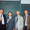 Zhao Xu-Yang, de eerste Chinese doctoraatsstudent aan de onderzoeksgroep Organische Synthese wordt in 1992 gevierd in het bijzijn van prof. Vandewalle (l.), prof. De Clercq (r.) en prof. Bouillon van de KU Leuven (privé-archief Pierre De Clercq).
