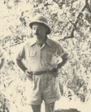 Taalkundige en Luba-specialist Amaat Burssens (1897-1983), grondlegger van de Afrikanistiek aan de UGent, in 1958 tijdens een Congoreis (Collectie Universiteitsbibliotheek UGent, uit Burssens, 'Dagboek vijfde en zesde Kongoreis', 1957-58. BHSL.HS.416).