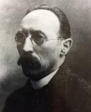 Josué De Decker (1879-1953) voer in activistische vaarwateren en was als dusdanig betrokken bij de oprichting van de Vlaamse Hogeschool tijdens WO I, waar hij ook decaan zou worden (foto uit Land Van Nevele,1992).  