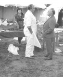 Forensisch geneeskundige Jacques Timperman (in witte schort) aan het werk na de vliegtuigcrash in Aarsele van 1971 waarbij alle 63 passagiers het leven lieten (© vakgroep Gerechtelijke Geneeskunde UGent).