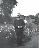 Leo Michel Thiery (1877-1950) in de plantentuin van het Gentse Schoolmuseum.